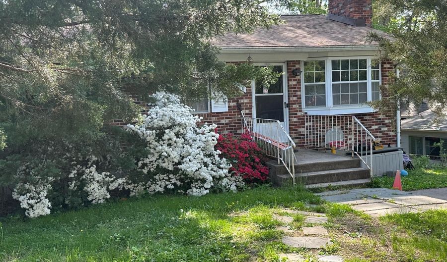 830 N KENSINGTON St, Arlington, VA 22205 - 3 Beds, 3 Bath