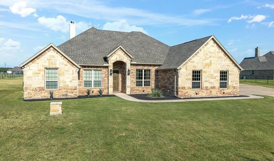 927 Friendship Rd, Weatherford, TX 76085 - 4 Beds, 3 Bath