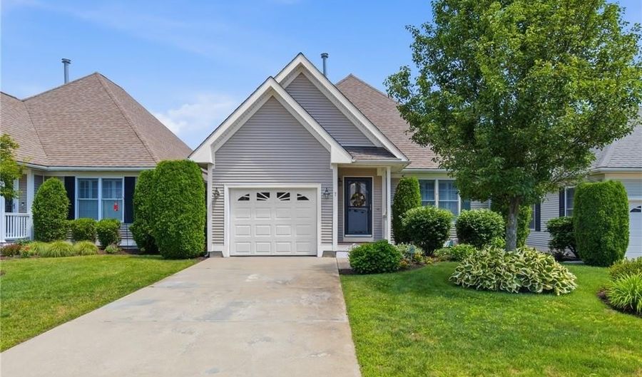 7 Daisy Ln, Coventry, RI 02816 - 2 Beds, 2 Bath
