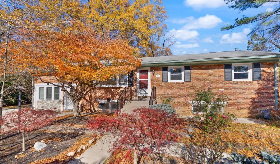 4211 DOWNING St, Annandale, VA 22003 - 5 Beds, 4 Bath