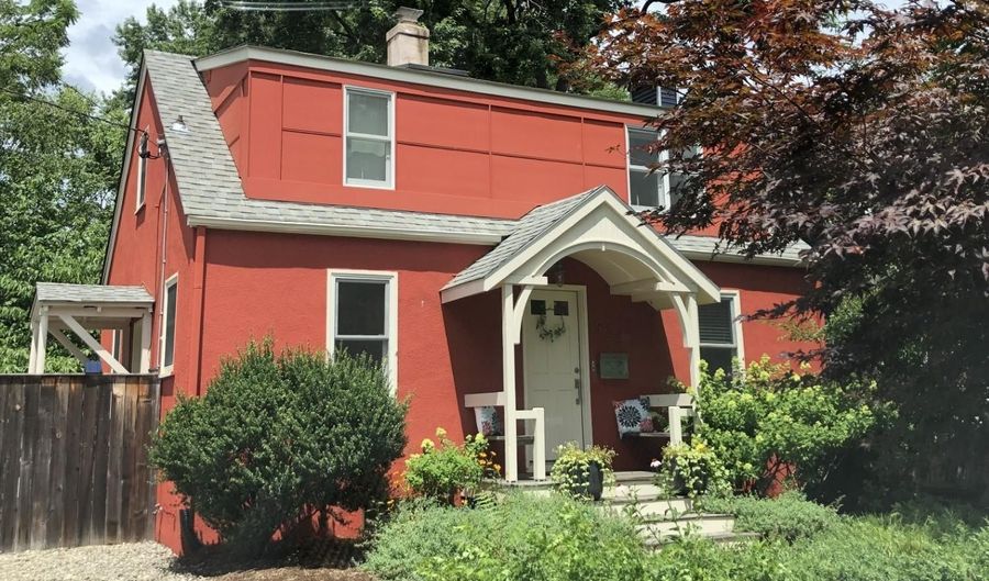 922 JACKSON St, Annapolis, MD 21403 - 4 Beds, 2 Bath