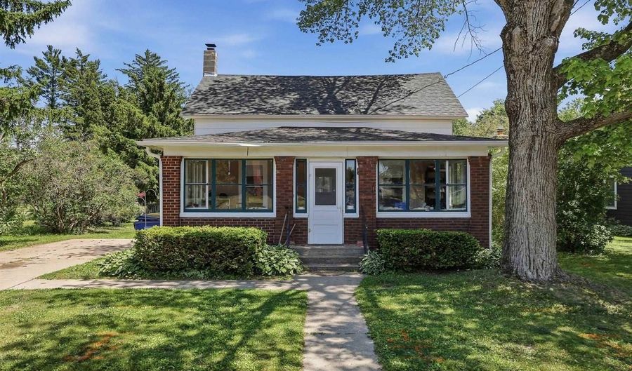 338 N Main St, Amherst, WI 54406 - 3 Beds, 1 Bath