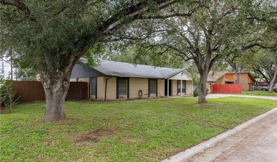 1101 Jefferson St, Alice, TX 78332 - 3 Beds, 2 Bath
