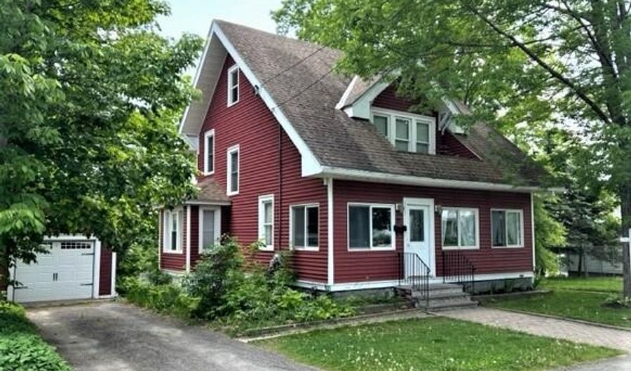 43 Lincoln St, Dover Foxcroft, ME 04426 - 3 Beds, 2 Bath