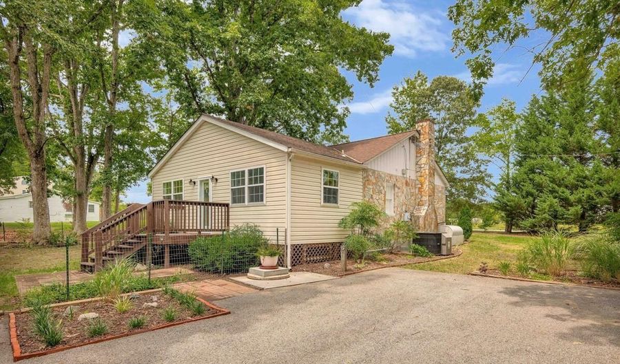18408 INDIAN HEAD Hwy, Accokeek, MD 20607 - 3 Beds, 1 Bath