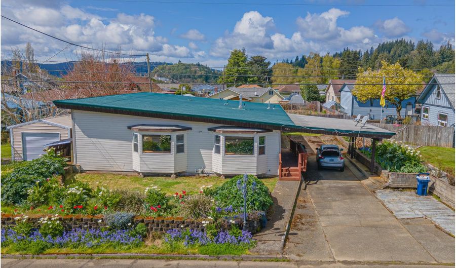 961 N KNOTT St, Coquille, OR 97423 - 4 Beds, 2 Bath