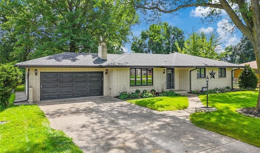 6785 NW 10th St, Des Moines, IA 50313 - 3 Beds, 3 Bath