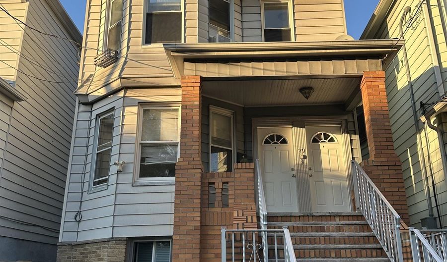 79 W 52ND St 2, Bayonne, NJ 07002 - 5 Beds, 2 Bath