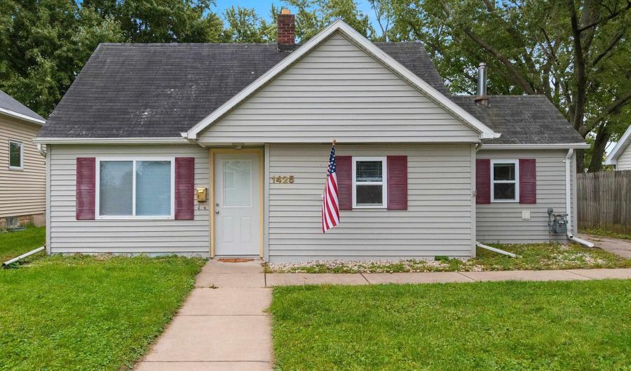 1425 CLARK St, Allouez, WI 54301 - 2 Beds, 1 Bath