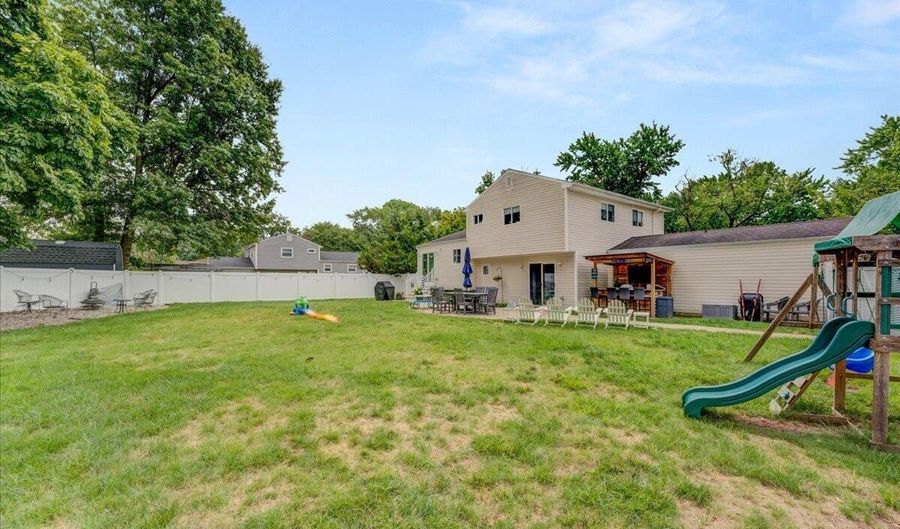 537 Roxbury Rd, Belford, NJ 07718 - 3 Beds, 2 Bath