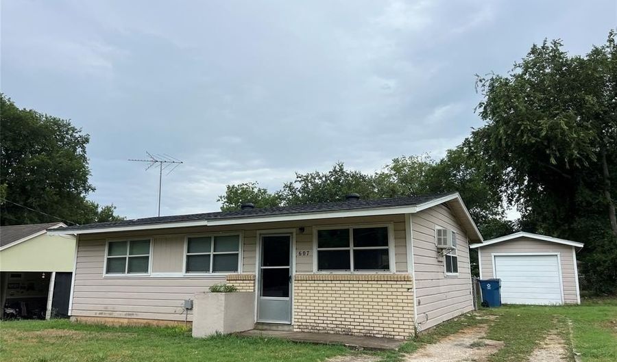 607 W Atchley Ave, Alvarado, TX 76009 - 2 Beds, 1 Bath