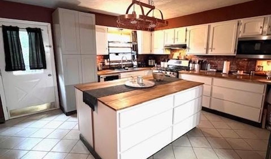 21 HEIGHTS Ct, Abbottstown, PA 17301 - 4 Beds, 3 Bath