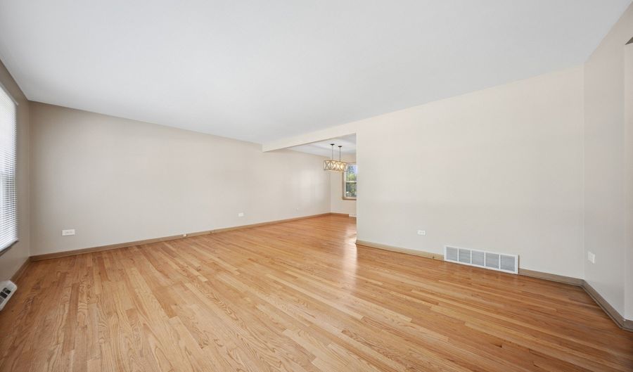2115 E EUCLID Ave, Arlington Heights, IL 60004 - 4 Beds, 3 Bath