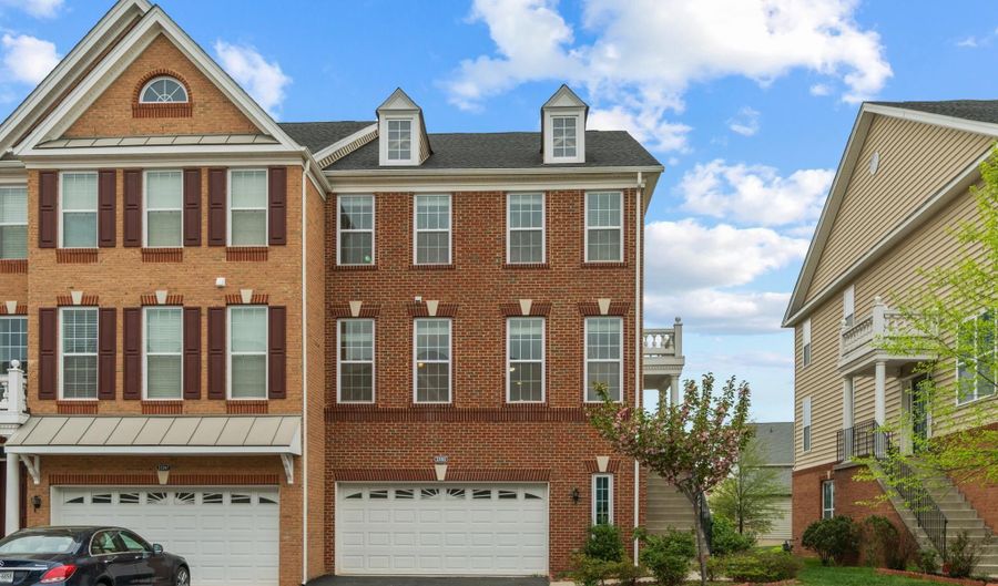 23265 HANWORTH St, Ashburn, VA 20148 - 3 Beds, 4 Bath