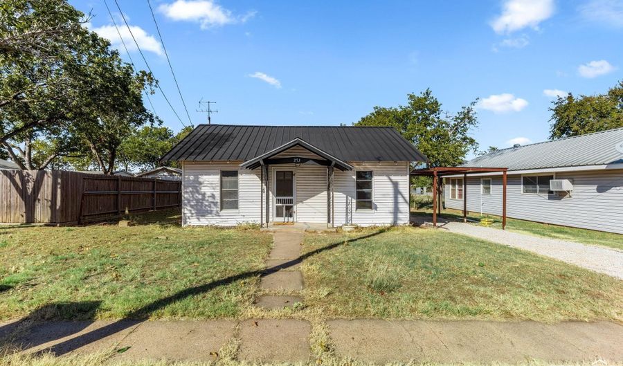 213 W COTTONWOOD St, Archer City, TX 76351 - 2 Beds, 1 Bath