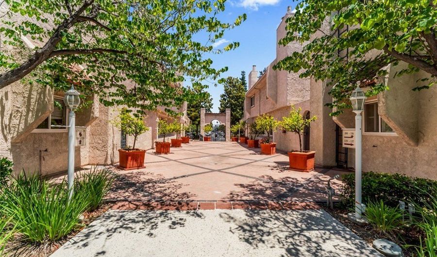 5401 Zelzah 114, Encino, CA 91316 - 2 Beds, 3 Bath