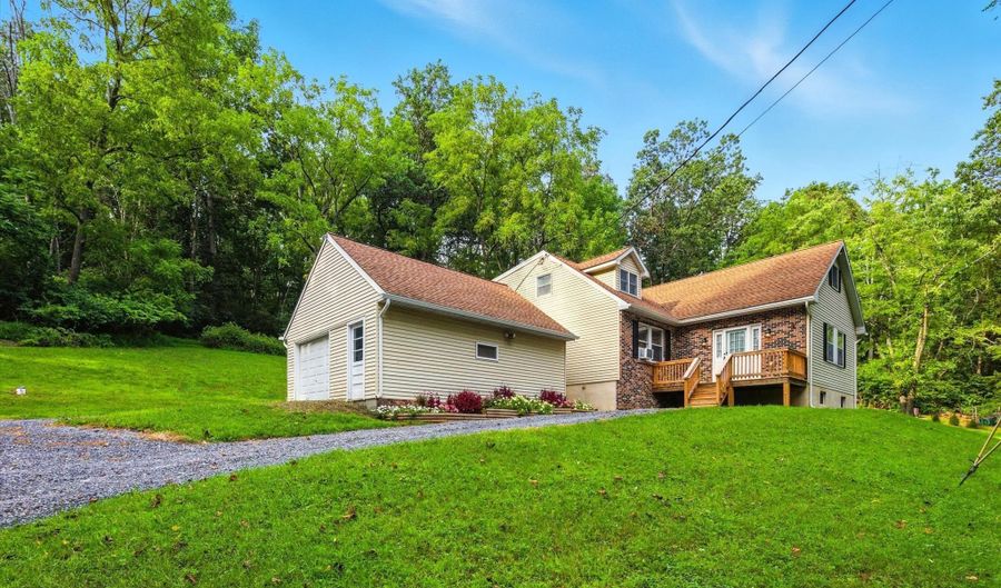 58 ORCHARD Rd, Fleetwood, PA 19522 - 5 Beds, 3 Bath