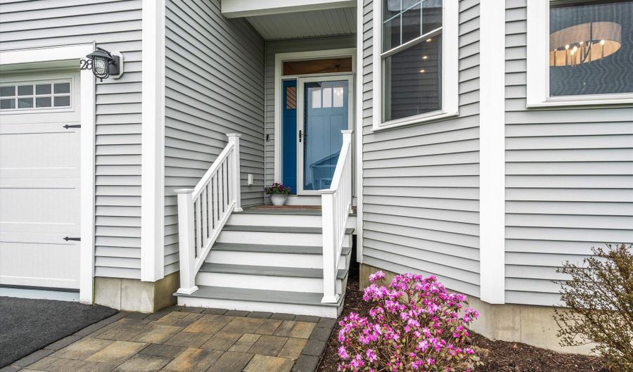 28 Blackstone Dr, Raymond, NH 03077 - 2 Beds, 3 Bath