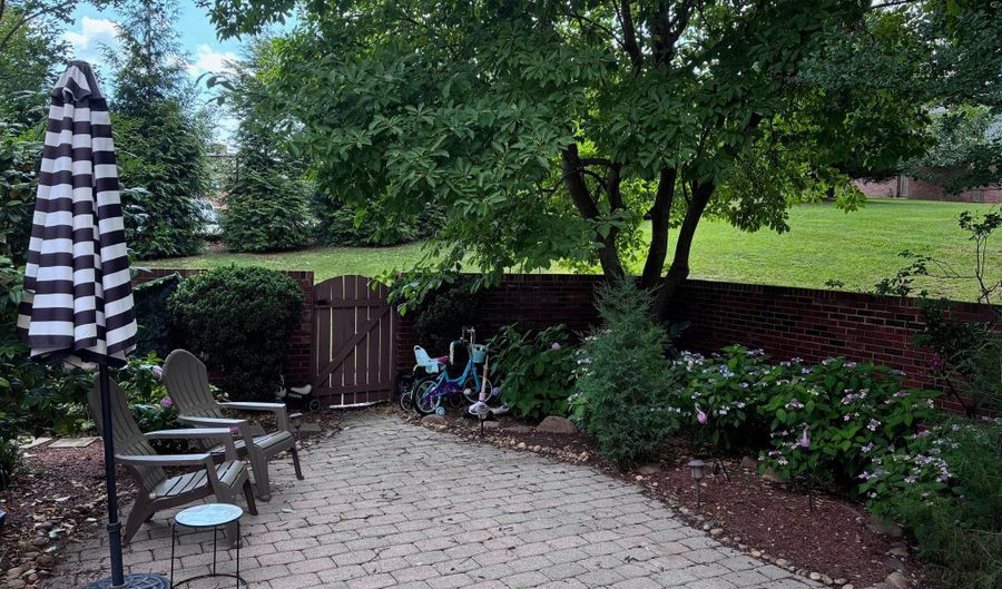 4360 GREENBERRY Ln, Annandale, VA 22003 - 3 Beds, 4 Bath