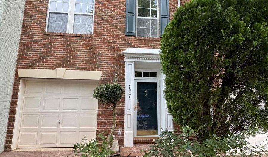 5025 MURTHA St, Alexandria, VA 22304 - 3 Beds, 3 Bath