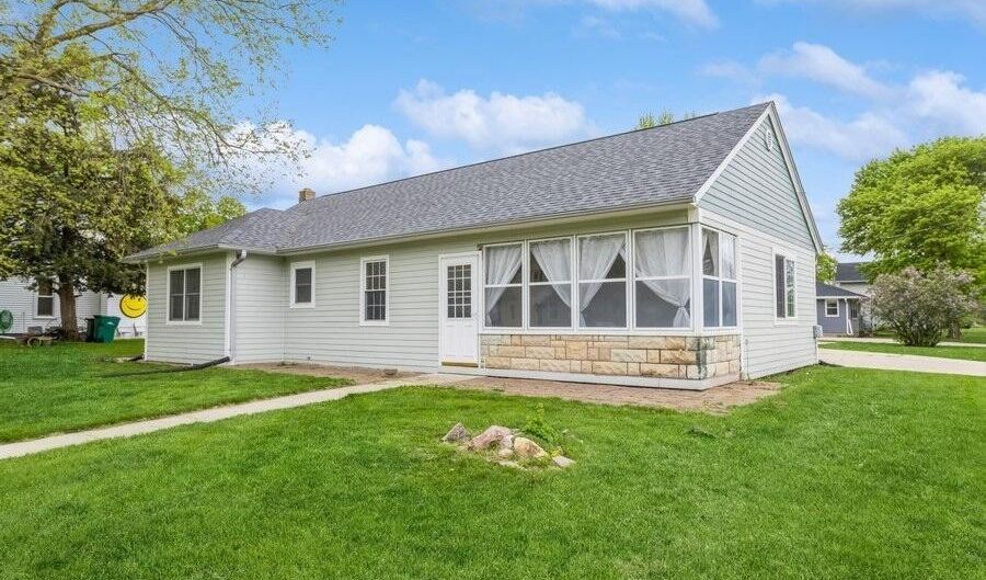 1001 Walnut St, Dallas Center, IA 50063 - 4 Beds, 2 Bath