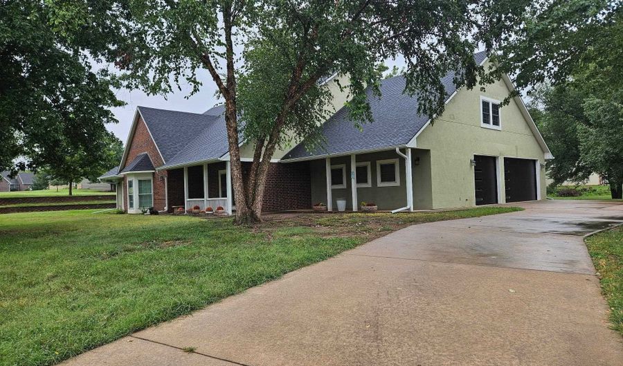 1923 Eastridge Dr, Arkansas City, KS 67005 - 4 Beds, 3 Bath