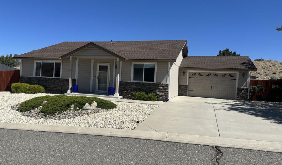 114 Walker St, Gardnerville, NV 89410 - 2 Beds, 2 Bath