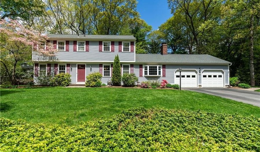 65 Walnut Dr, East Greenwich, RI 02818 - 5 Beds, 4 Bath