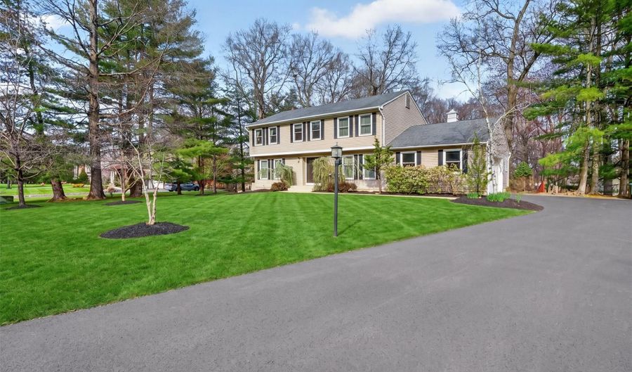 6 Amanda Ct, Airmont, NY 10952 - 5 Beds, 3 Bath