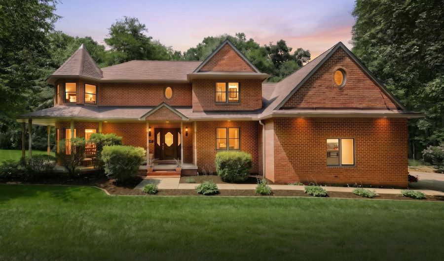 7714 PARADISE Hts, Abbottstown, PA 17301 - 4 Beds, 4 Bath