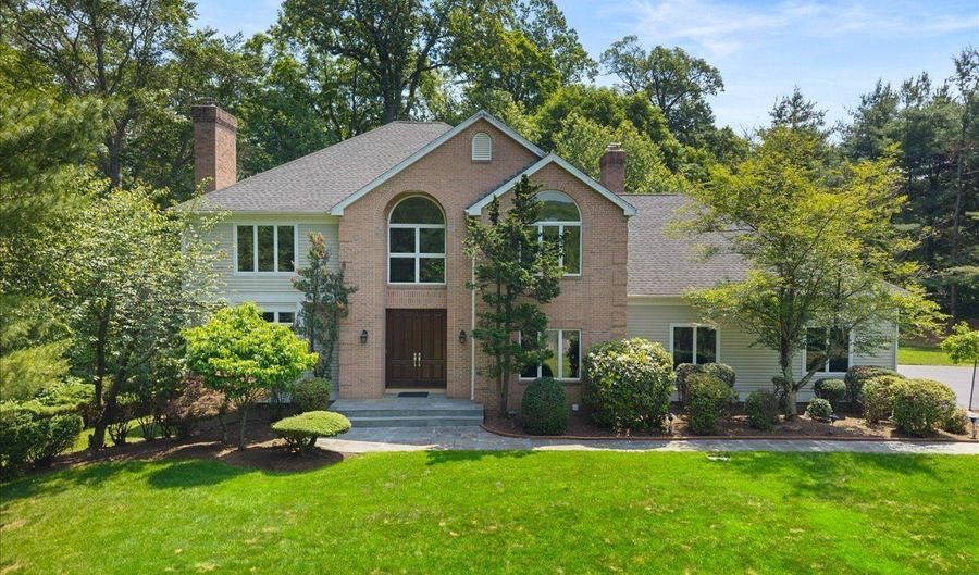 1 Mountaincrest Dr, Cheshire, CT 06410 - 4 Beds, 5 Bath