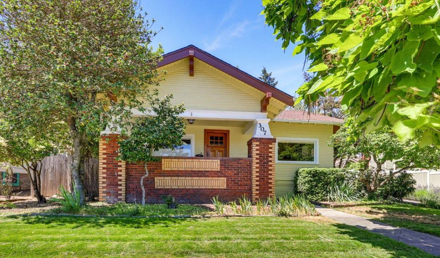 307 N Main St, Ashland, OR 97520 - 3 Beds, 2 Bath