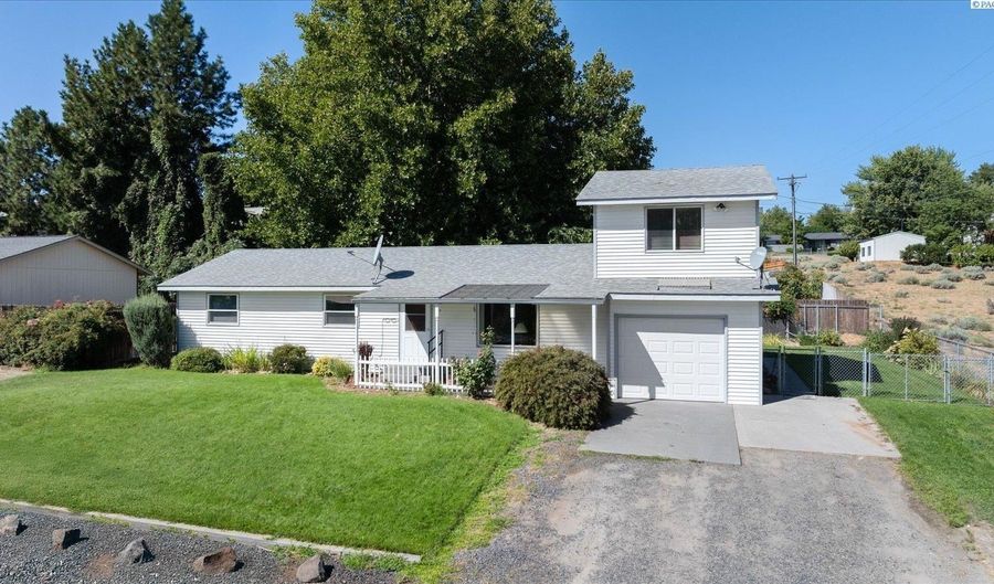 1209 11th St, Benton City, WA 99320 - 4 Beds, 2 Bath