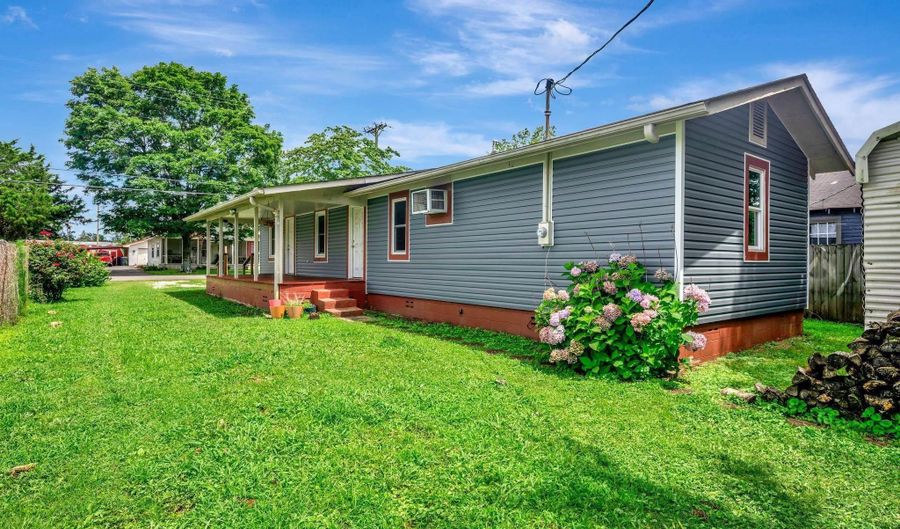 807 N Madison St, Athens, AL 35611 - 2 Beds, 1 Bath