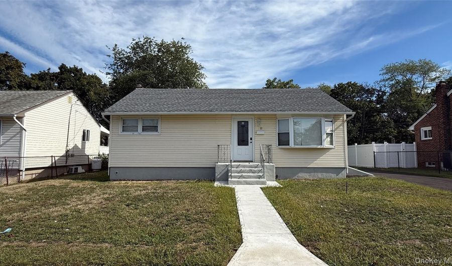 32 Penndale Dr, Amityville, NY 11701 - 3 Beds, 1 Bath