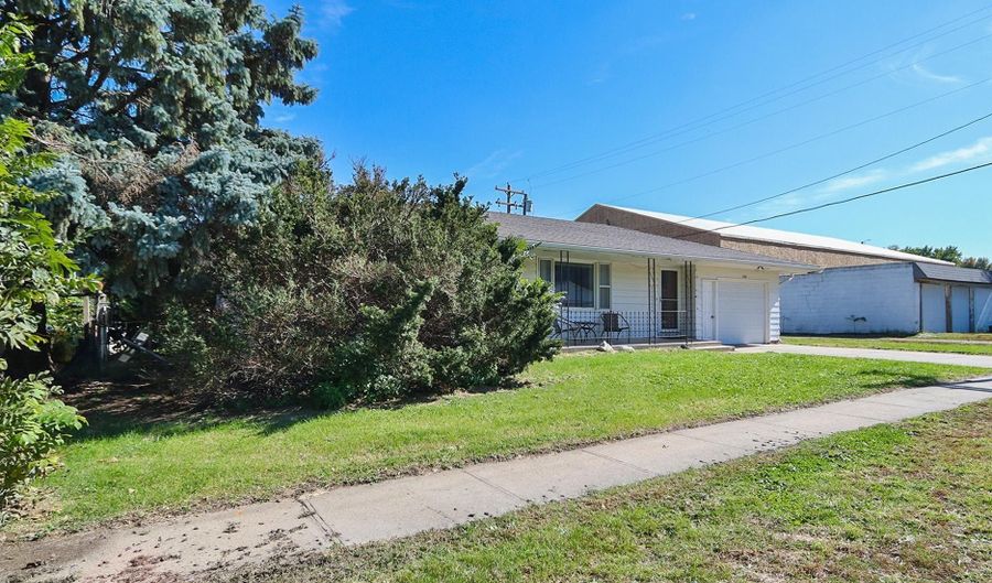 230 8th St, Adams, NE 68301 - 2 Beds, 2 Bath