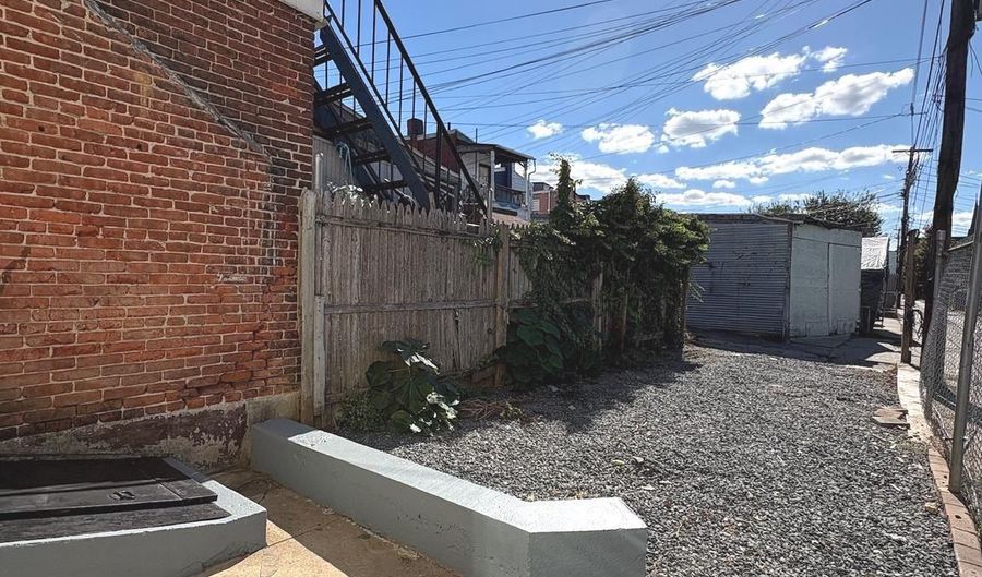 1112 ROBESON St, Reading, PA 19604 - 5 Beds, 2 Bath