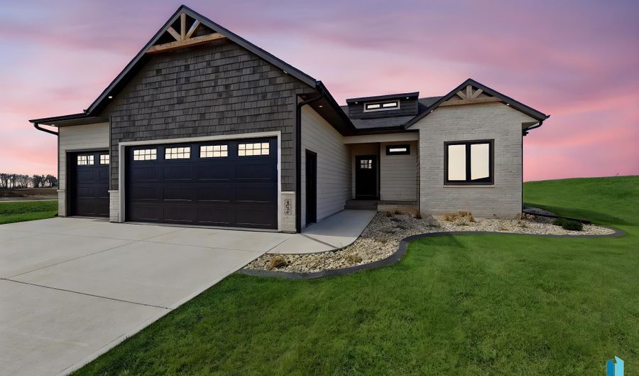 405 N Sunshine Ave, Brandon, SD 57005 - 5 Beds, 3 Bath