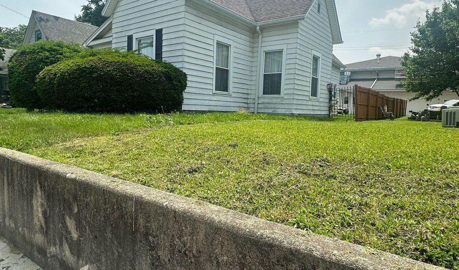 803 W 12th St, Anderson, IN 46016 - 3 Beds, 1 Bath