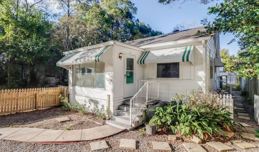 1054 Columbus St, Biloxi, MS 39530 - 3 Beds, 2 Bath