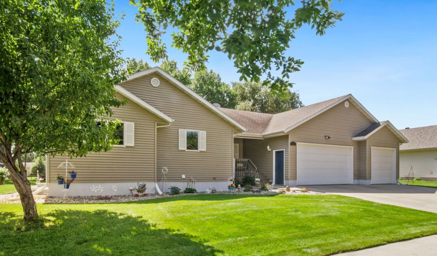 1312 NE 15th Ave, Aberdeen, SD 57401 - 4 Beds, 3 Bath