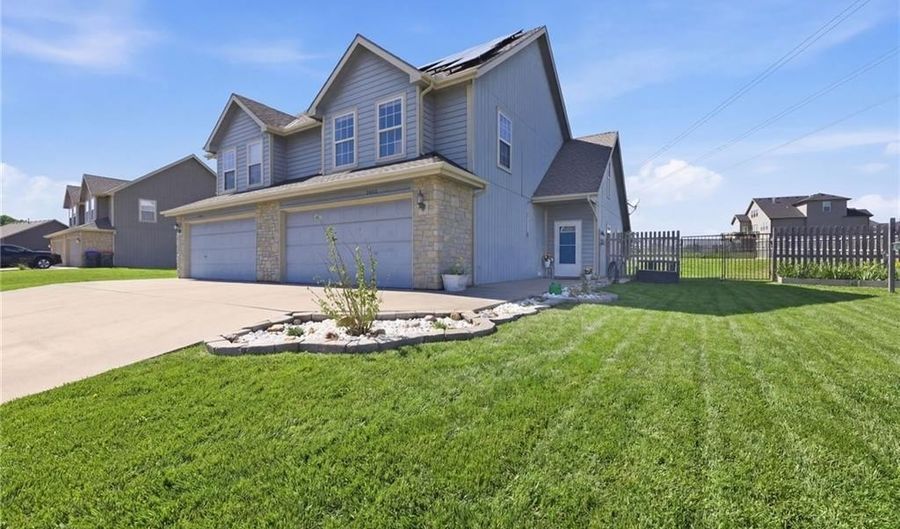 16820 Sheehan Rd, Basehor, KS 66007 - 3 Beds, 3 Bath