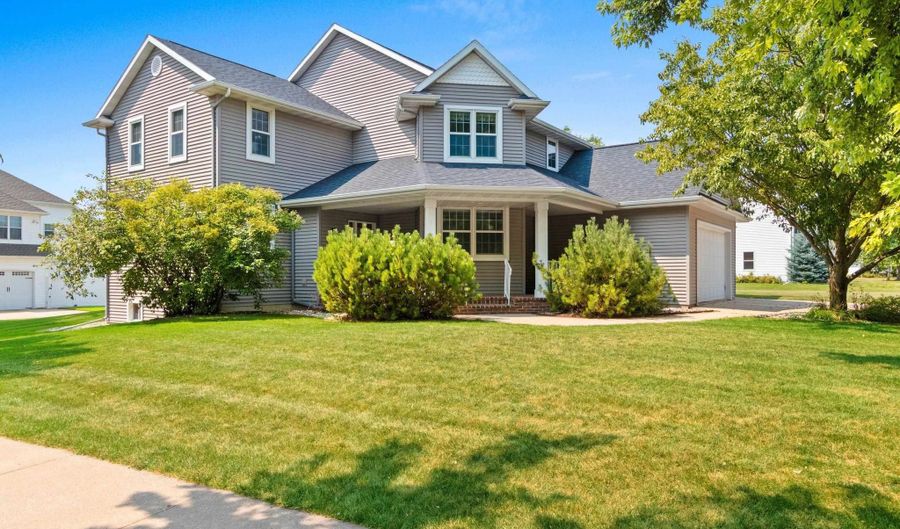 321 E APPLE CREEK Rd, Appleton, WI 54913 - 5 Beds, 3 Bath