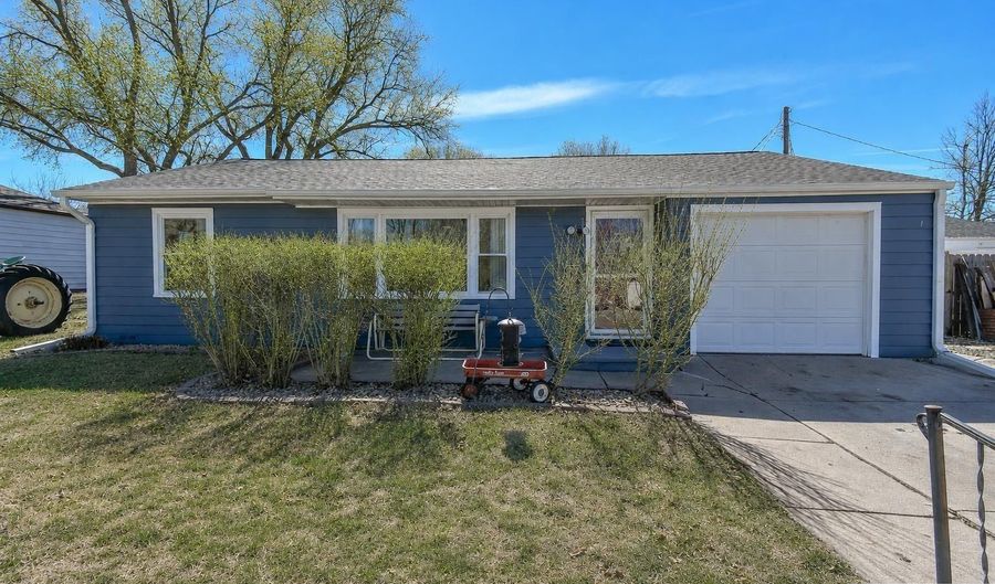 1309 Grant St, Beatrice, NE 68310 - 2 Beds, 2 Bath