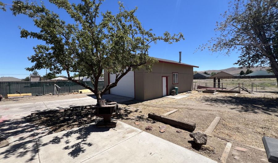 1055 Shadow Ln, Fernley, NV 89408 - 3 Beds, 2 Bath