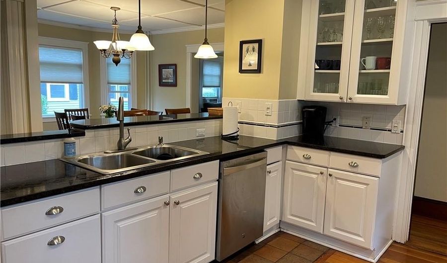 35 Annandale Rd, Newport, RI 02840 - 5 Beds, 3 Bath