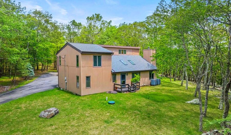146 Algonquin Trl, Albrightsville, PA 18210 - 4 Beds, 3 Bath