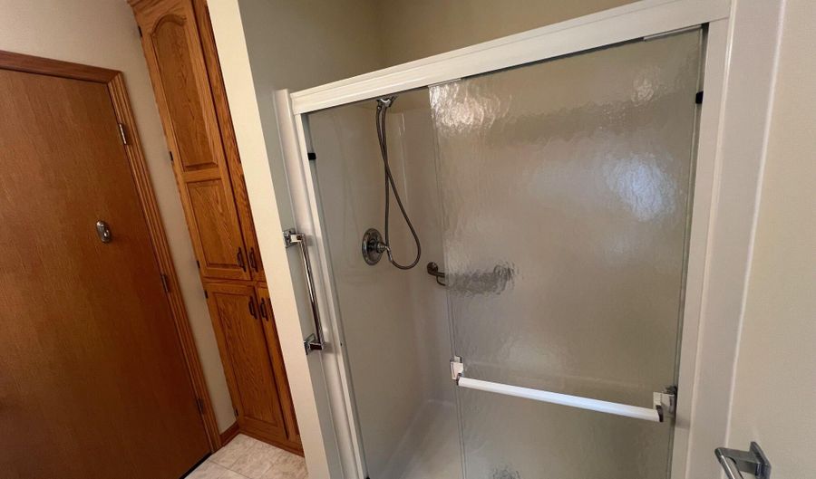 2231 SE Crystal Ave, Aberdeen, SD 57401 - 2 Beds, 2 Bath