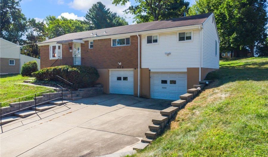 425 Valleyview Dr, Ohara, PA 15215 - 2 Beds, 2 Bath