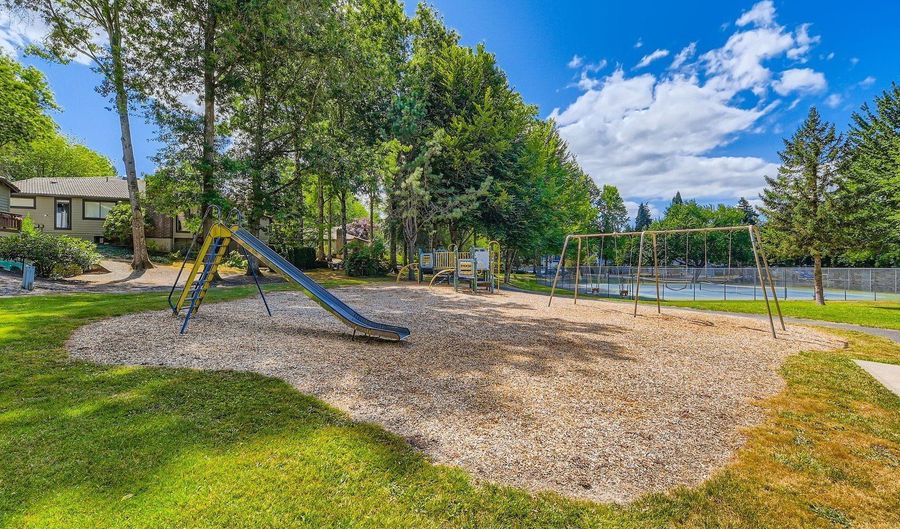 7582 SW CRESMOOR Dr, Beaverton, OR 97008 - 2 Beds, 2 Bath